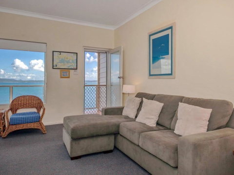 5 'Quarterdeck', 12 Magnus Street - Panoramic Water Views & Close To Town - Accommodation Rockhampton 3