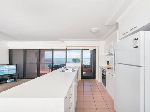 6 'FLORENTINE', 11 COLUMBIA CLOSE - STUNNING UNIT WITH SENSATIONAL VIEWS - Accommodation Rockhampton 1