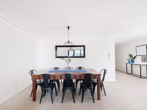 6 'FLORENTINE', 11 COLUMBIA CLOSE - STUNNING UNIT WITH SENSATIONAL VIEWS - Accommodation Rockhampton 2