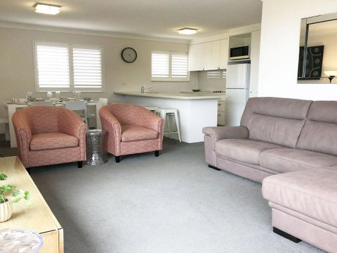 6 'Intrepid' 3 Intrepid Close - Right On The Waterfront - Accommodation Rockhampton 3