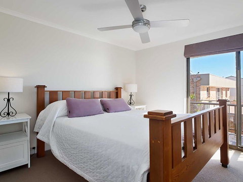 6 'Skyline' 12 Thurlow Avenue - Foxtel & Aircon - Accommodation Rockhampton 2