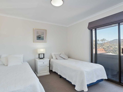 6 'Skyline' 12 Thurlow Avenue - Foxtel & Aircon - Accommodation Rockhampton 1
