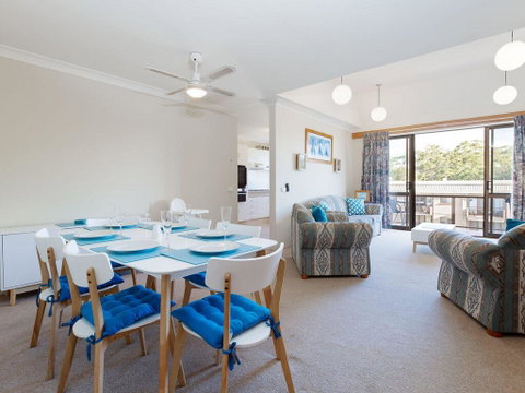 6 'The Poplars', 34 Magnus Street - Fabulous Views & Pool In Complex - Accommodation Rockhampton 2