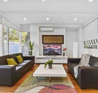 6 Bedroom Beautiful and Comfy Family House - Accommodation Rockhampton