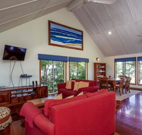 6 Ilmenite Avenue - Coastal beach shack within walking distance to patrolled beach and CBD - Accommodation Rockhampton