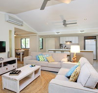 6 Orania Court - Rainbow Shores Absolutely gorgeous beach side property within 200 metres walk to the beach - Accommodation Rockhampton