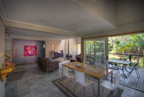 6 Satinwood Drive - Rainbow Shores, Stylish Beach House, Free WiFi - Accommodation Rockhampton 1