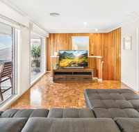 6-bed Oceanfront House with Jacuzzi Games Parking - Accommodation Rockhampton