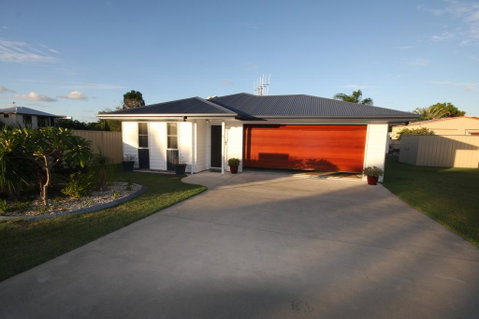 62 Tingira Close - Modern Lowset Home With Swimming Pool, Outdoor Area, Ample Parking. Pet Friendly - Accommodation Rockhampton 1