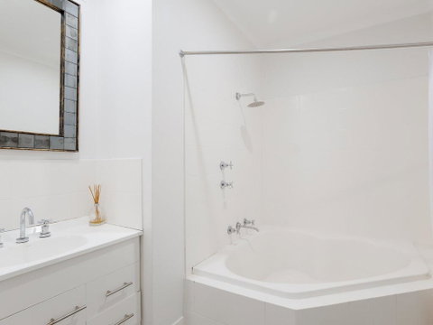 68 'Bay Parklands' , 2 Gowrie Ave - Aircon, Pool, Tennis Court, Communal Spa - Accommodation Rockhampton 2