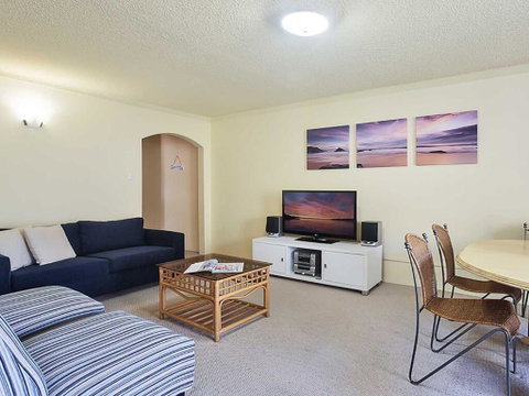 7 'Amaroo' 8 Ondine Close - Fantastic 2 Bedroom Unit So Close To The Waters Edge - Accommodation Rockhampton 2
