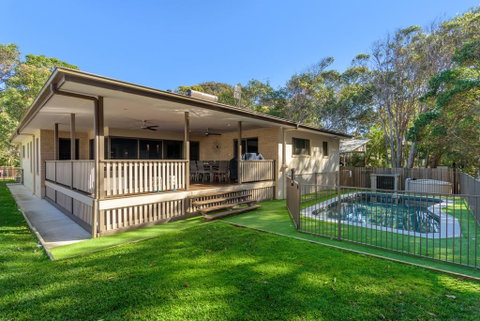 7 Ibis Court - Spacious Family Home With Large Outdoor Area, Swimming Pool & Ample Parking - Accommodation Rockhampton 0