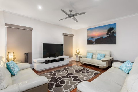 7 Ibis Court - Spacious Family Home With Large Outdoor Area, Swimming Pool & Ample Parking - Accommodation Rockhampton 2