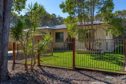 7 Ibis Court - Spacious Family Home With Large Outdoor Area, Swimming Pool & Ample Parking - Accommodation Rockhampton 1