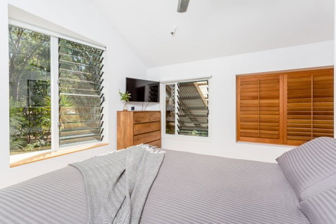7 Naiad Court - Rainbow Shores, Perfect Beach House, Swimming Pool And Walk To Beach, Aircon, Wi-Fi - Accommodation Rockhampton 1