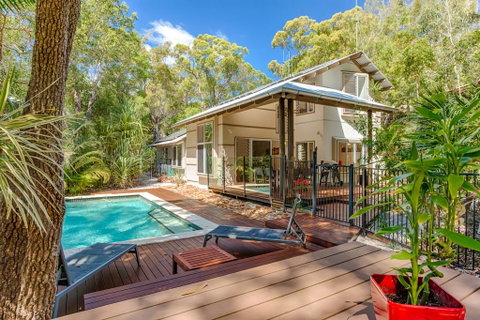 7 Naiad Court - Rainbow Shores, Perfect Beach House, Swimming Pool And Walk To Beach, Aircon, Wi-Fi - Accommodation Rockhampton 0