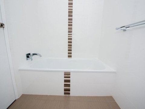 73 'Bay Parklands', 2 Gowrie Avenue - Solar Heated Pool, Spa, Tennis Court & Views - Accommodation Rockhampton 3