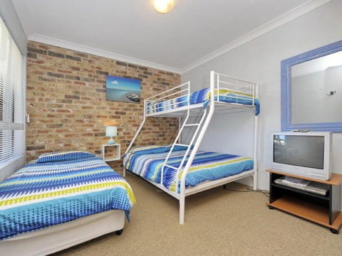 73 'Bay Parklands', 2 Gowrie Avenue - Solar Heated Pool, Spa, Tennis Court & Views - Accommodation Rockhampton 1