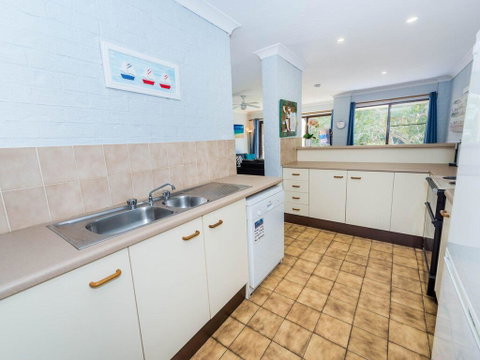 73 'Bay Parklands', 2 Gowrie Avenue - Solar Heated Pool, Spa, Tennis Court & Views - Accommodation Rockhampton 2