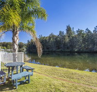77 Lake Entrance Rd - Waterfront Wonder - Accommodation Rockhampton
