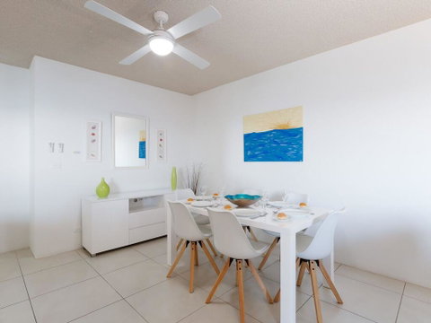 8 'Kiah' , 53 Victoria Parade - Stunning Water Views, WIFI & Air Con - Accommodation Rockhampton 2