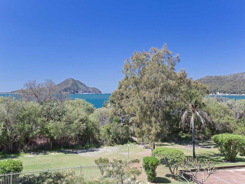 8 'The Helm' 22 Voyager Close - Hear The Waves From Shoal Bay Beach - Accommodation Rockhampton 1
