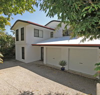 8 Springfield Avenue - Pet Friendly Linen Included - Accommodation Rockhampton