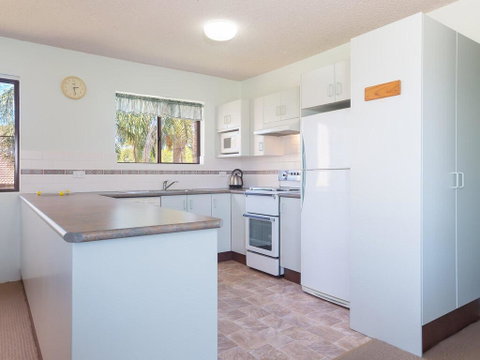 9 'Commodore', 6 Intrepid Close - SO CLOSE TO THE WATERS EDGE - Accommodation Rockhampton 3