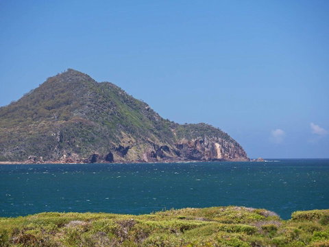9 'Commodore', 6 Intrepid Close - SO CLOSE TO THE WATERS EDGE - Accommodation Rockhampton 2