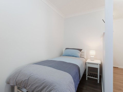 9 'Shoal Bay Beach Apartments' 2 Shoal Bay Road -air Conditioning And Complex Swimming Pool - Accommodation Rockhampton 1