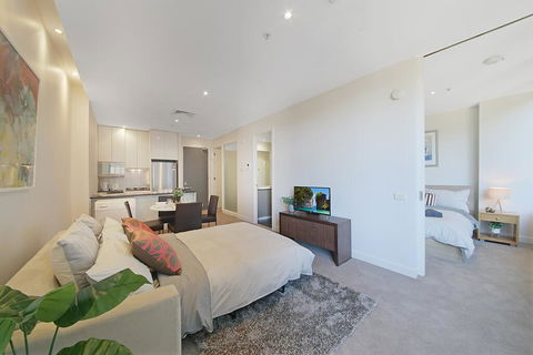 A Comfy & Central 2BR Apt Near Flinders Station - Accommodation Rockhampton 2