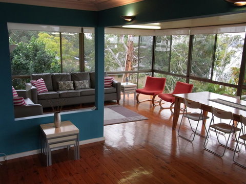 A Lakehouse Escape - Accommodation Rockhampton 2