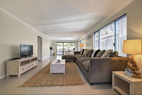 A Little Luxury In Town - Accommodation Rockhampton 3