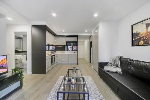 A Modern 2BR Apt, 5-min Walk To Melbourne Central - Accommodation Rockhampton 0