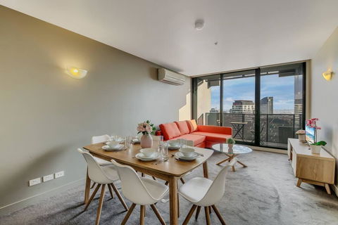 A Modern 2BR CBD Apt, City Views, FREE Parking - Accommodation Rockhampton 0