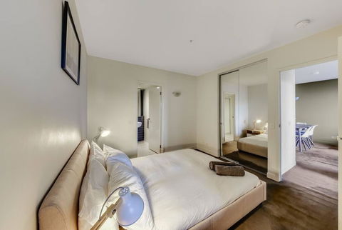 A Modern 2BR CBD Apt, City Views, FREE Parking - Accommodation Rockhampton 2