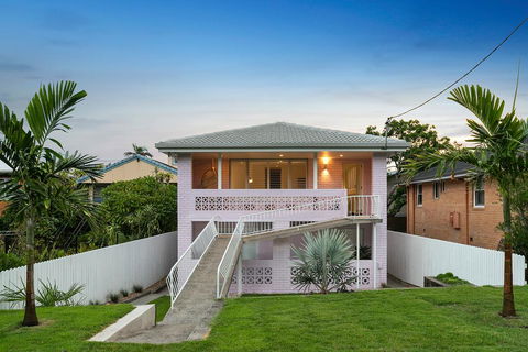 A PERFECT STAY - Sunset Beach - Riverside - Accommodation Rockhampton 1