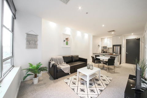 A Spacious & Central 2BR Apt Near Flinders Station - Accommodation Rockhampton 0