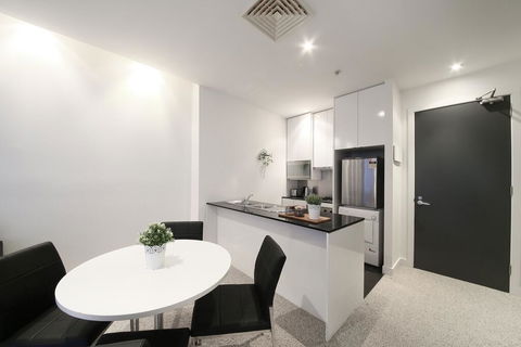 A Spacious & Central 2BR Apt Near Flinders Station - Accommodation Rockhampton 2