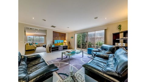 A TOUCH OF CLASS - PET FRIENDLY (OUTSIDE ONLY) - Accommodation Rockhampton 1