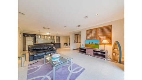 A TOUCH OF CLASS - PET FRIENDLY (OUTSIDE ONLY) - Accommodation Rockhampton 2