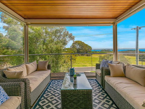 A Wave From It All - Accommodation Rockhampton 1