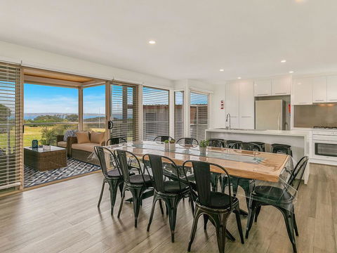 A Wave From It All - Accommodation Rockhampton 2