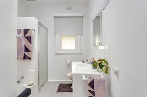 A Wave From It All - Accommodation Rockhampton 1