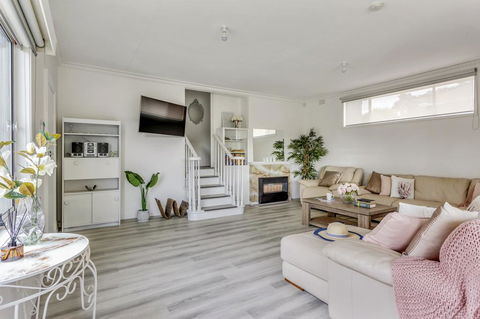 A Wave From It All - Accommodation Rockhampton 2