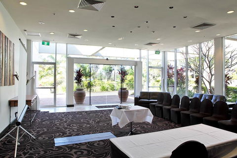 Absolute Beachfront Opal Cove Resort - Accommodation Rockhampton 2