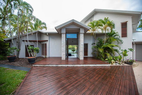 Absolute Lakefront - Port Douglas - Accommodation Rockhampton 2