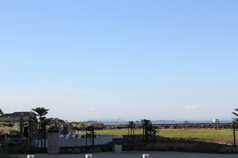 Absolute Waterfront Apt 319 Lighthouse - Accommodation Rockhampton 0