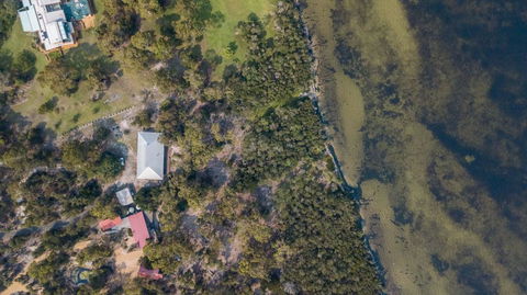 Acacia Lakehouse - The Lake At Your Doorstep - Accommodation Rockhampton 1