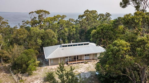 Acacia Lakehouse - The Lake At Your Doorstep - Accommodation Rockhampton 0
